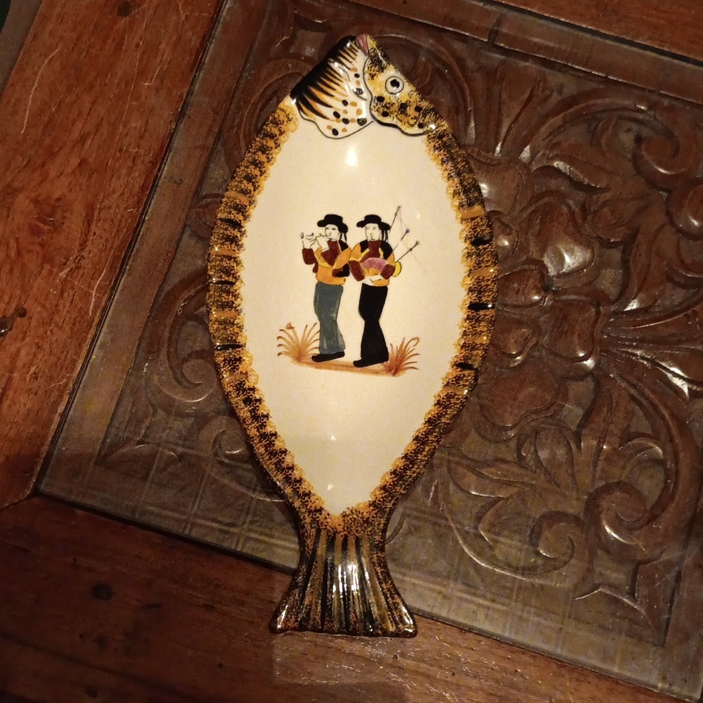 VINTAGE QUIMPER HENRIOT BRETON BAGPIPE FISH PLATE